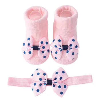 Очаровательные детские носки в горошек для девочек с бантом и противоскользящей подошвой в комплекте с подходящей повязкой на голову - идеально подходят для